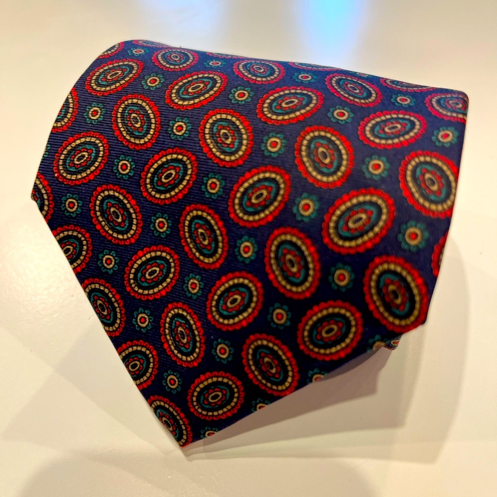 Vintage 100% silk Yves St Laurent men’s tie.